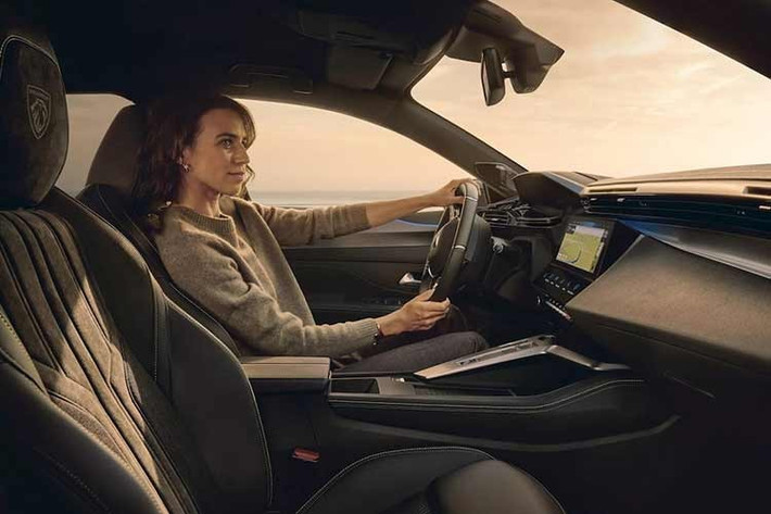 Ở khoang nội thất, cấu trúc tổng thể không thay đổi so với phiên bản trước, nhưng Peugeot đã nâng cấp chất liệu ghế ngồi và các chi tiết trang trí. Các phiên bản đều trang bị màn hình kỹ thuật số 10 inch cho bảng đồng hồ sau vô lăng với giao diện đồ họa mới.