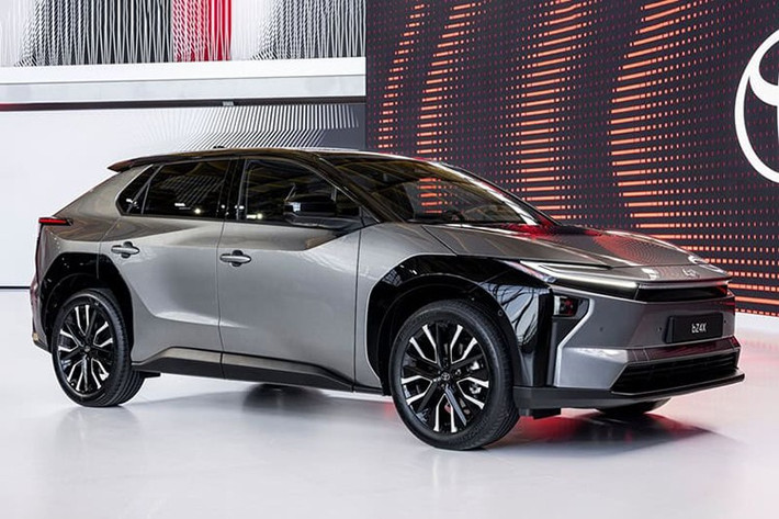 Về an toàn, bZ4X mới sở hữu gói Toyota Safety Sense với các tính năng: cảnh báo va chạm và phanh tự động, giữ làn, kiểm soát hành trình thích ứng, hỗ trợ đỗ xe thông minh, camera 360 độ, cùng 8 túi khí.