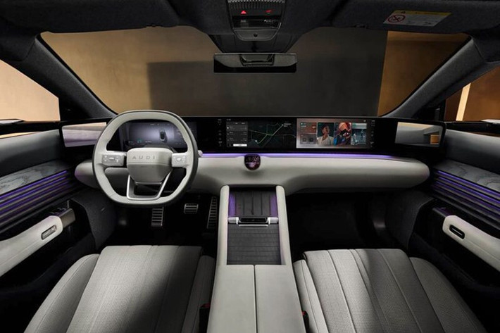 Bên trong, khoang cabin gây ấn tượng với màn hình 59 inch độ phân giải 4K kéo dài toàn bộ bảng táp-lô. Hệ điều hành AUDI OS chạy trên chip Qualcomm Snapdragon 8295 cho phép cá nhân hóa giao diện, điều khiển giọng nói kết hợp AI.