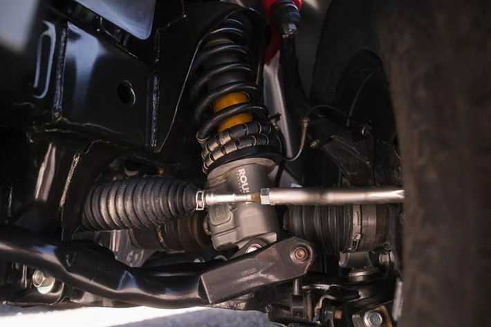 Bộ treo mới sử dụng tay đòn chuyên biệt, giảm xóc lò xo cuộn với bình dầu rời và thân giảm chấn bằng nhôm, tối ưu góc tới, góc thoát và khả năng kiểm soát khi off-road.