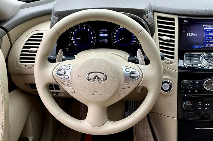 Điểm nổi bật nhất của QX70 là khối động cơ xăng V6 dung tích 3.7L, kết hợp hộp số tự động 7 cấp và hệ dẫn động 4 bánh toàn thời gian (AWD). Động cơ này sản sinh công suất 325 mã lực và mô-men xoắn 360 Nm – thông số đáng chú ý trong tầm giá dưới 1 tỷ đồng.