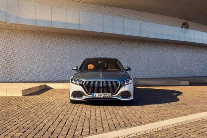 Hệ thống đèn trước và sau được tái thiết kế với họa tiết ngôi sao đặc trưng, tạo nên hiệu ứng thị giác cầu kỳ hơn khi di chuyển trong đêm. Một chi tiết kỹ thuật đáng chú ý ở phần ngoại thất là bộ mâm rèn được hoàn thiện bề mặt chrome bóng.