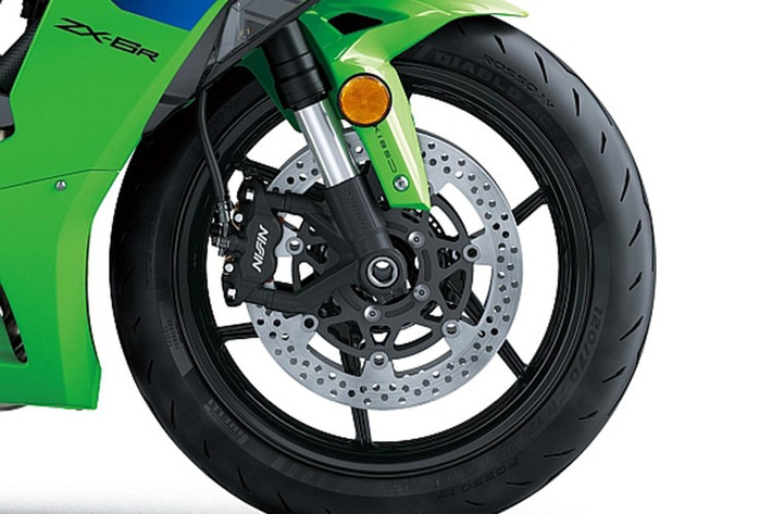 Kawasaki ZX-6R sử dụng khung nhôm dạng perimeter cùng với hệ thống treo gồm phuộc trước hành trình ngược và giảm xóc sau dạng tay đòn với lò xo đôi. Hành trình giảm xóc là 120 mm ở phía trước và 151 mm ở phía sau. Xe được trang bị bánh xe 17 inch với lốp không săm kích thước 120/70 và 180/55 lần lượt cho phía trước và sau.
