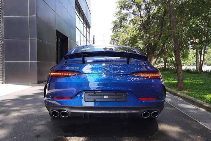 So với thời điểm ra mắt, tổng mức giảm hiện đã lên tới gần 3 tỷ đồng (tương đương 1 chiếc xe Mercedes-Benz GLC300 mới), con số phản ánh rõ áp lực thanh khoản của dòng xe hạng sang này trên thị trường.