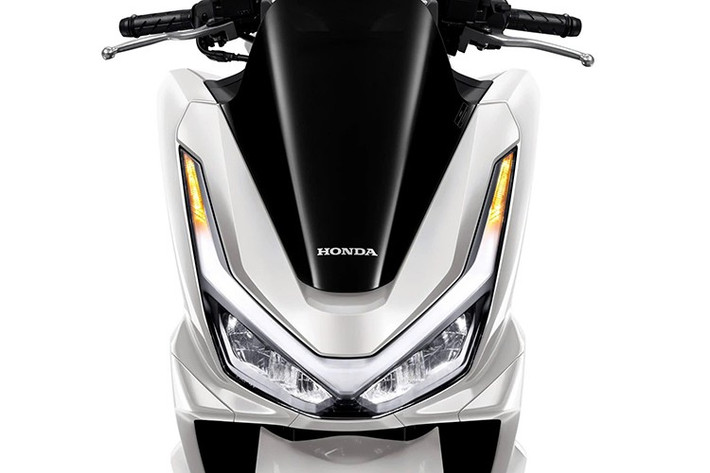 Về thiết kế, New Honda PCX160 mang diện mạo thể thao và cao cấp hơn bao giờ hết. Toàn bộ hệ thống chiếu sáng sử dụng đèn LED, với cụm đèn pha kiểu Victory Shape độc đáo, tạo ấn tượng mạnh ngay từ cái nhìn đầu tiên.