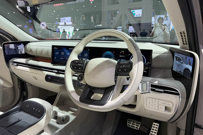 Hyundai NEXO không phát thải từ ống xả và còn có khả năng lọc bụi mịn trong quá trình hoạt động. Về an toàn, NEXO được trang bị Hệ thống Hỗ trợ Lái xe Nâng cao (ADAS), bao gồm các tính năng như hỗ trợ lái xe trên đường cao tốc, giám sát toàn cảnh, hỗ trợ đỗ xe từ xa và hệ thống túi khí nâng cao.