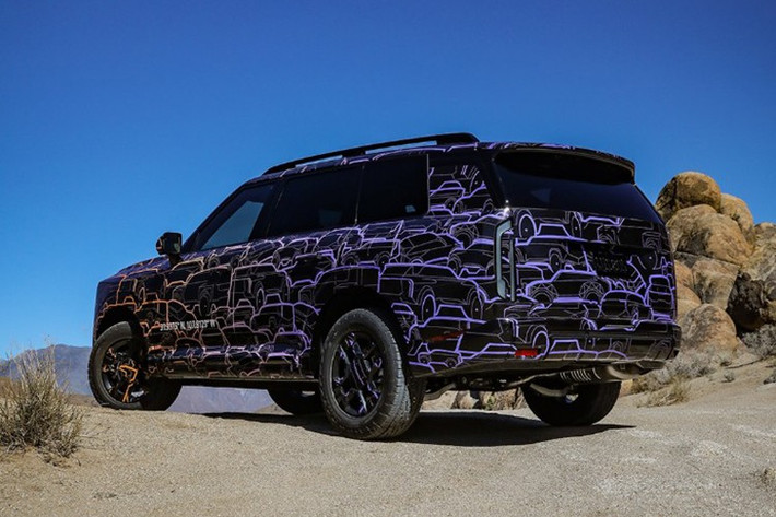 Dù vẫn còn được bao phủ bởi lớp ngụy trang toàn thân, nhưng những đường nét chắc chắn và vóc dáng mạnh mẽ của chiếc SUV đầu bảng Telluride 2027 nhà Kia đã kịp ghi điểm với giới yêu xe.