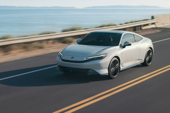 Thân xe giữ lại một số nét đặc trưng từ thế hệ Prelude cũ, như gương chiếu hậu nhỏ gọn, tay nắm cửa ẩn và mâm hợp kim đa chấu thể thao. Phần nóc xe vuốt dốc mượt mà về phía sau, đuôi xe được trang bị dải đèn hậu LED liền mạch, cánh gió, cản sau màu đen và bộ khuếch tán thể thao.