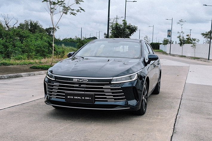 BYD Việt Nam chính thức hé lộ thông tin về mẫu sedan hoàn toàn mới BYD SEAL 5 PHEV 2026, xe dự kiến ra mắt trong tháng 10/2025 tại thị trường Việt Nam. Đây là mẫu sedan hạng C đầu tiên trong phân khúc được trang bị công nghệ hybrid sạc ngoài (PHEV).