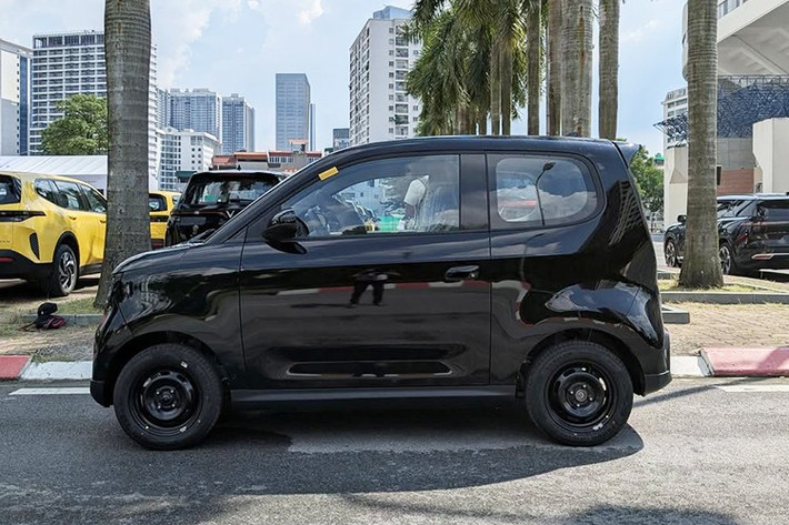 VinFast Minio Green được thiết kế chuyên biệt cho kinh doanh dịch vụ vận tải. Xe có kích thước dài x rộng x cao 3.090 x 1.496 x 1.659 mm, chiều dài cơ sở 2.065 mm, nhỏ gọn hơn cả VinFast VF3 nhưng vẫn đủ không gian cho bốn người lớn.