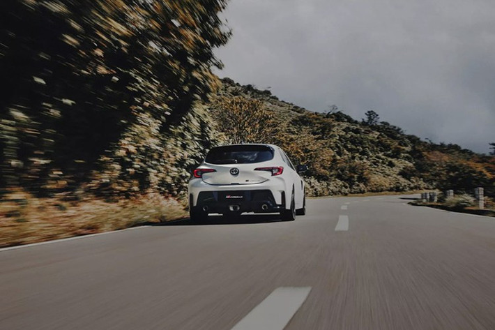 Tại thị trường Bắc Mỹ, GR Corolla 2026 dự kiến được giới thiệu trong vài tuần tới với những nâng cấp tương tự, bao gồm tinh chỉnh khí động học, tăng mô-men xoắn và cải thiện khung gầm.