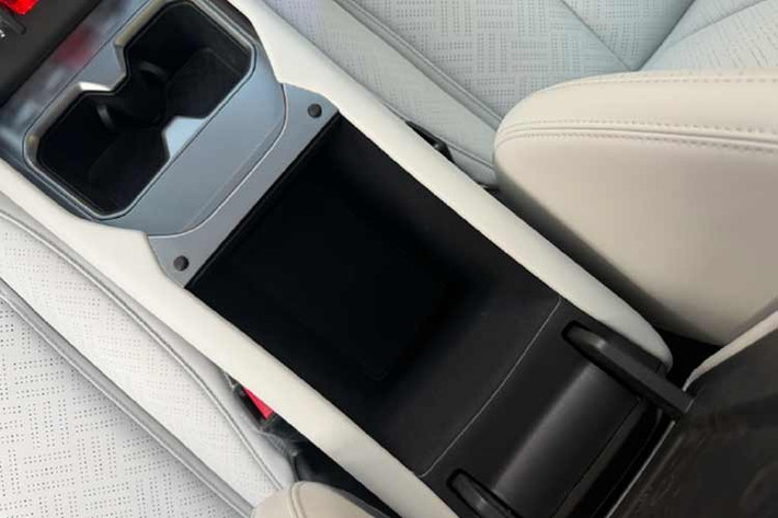 Màn hình cảm ứng trung tâm kích cỡ 15,6 inch, màn hình hiển thị thông tin kính lái W-HUD 12 inch, đèn nội thất đa sắc, cụm điều khiển trung tâm đa chức năng với ngăn chứa đồ 28 lít phía sau. Khoang hành lý phía trước của xe có dung tích 151 lít, phù hợp để chứa những vật dụng nhỏ như dây sạc.