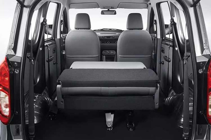 Wuling Hongguang EV cung cấp 2 cấu hình ghế là 5 chỗ (2+3) và 6 chỗ (2+2+2). Hàng ghế thứ hai của bản 5 chỗ có thể gập xuống. Trong khi đó, cả ba hàng ghế của bản 6 chỗ đều có thể gập phẳng. Dung tích khoang hành lý tối đa đạt 2.800 lít.