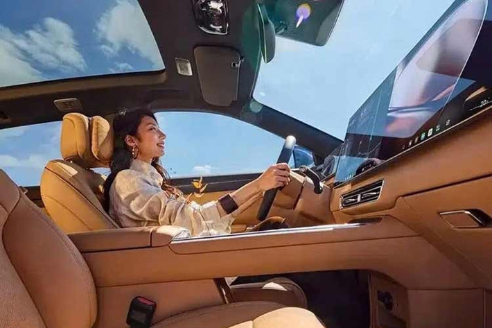 Sức mạnh cho phép mẫu SUV nặng hơn 2,2 tấn đạt tốc độ tối đa 200 km/h. Xe sở hữu pin lithium-iron-phosphate (LFP) từ nhà cung cấp hàng đầu thế giới CATL. Dự kiến, EX7 được phát triển trên nền tảng kiến trúc điện cao áp E0X của Chery, cho phép tối ưu hóa hiệu suất tiêu thụ năng lượng và tích hợp các hệ thống tiên tiến như phanh cơ điện (EMB) thay cho hệ thống thủy lực truyền thống.