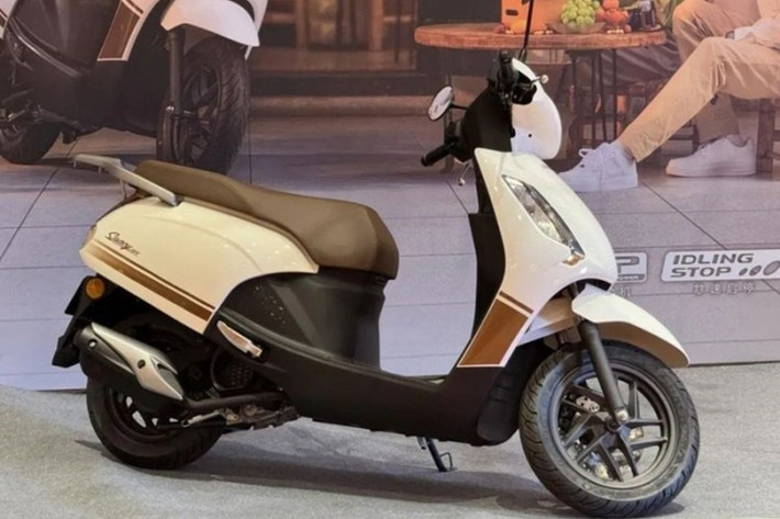 Về thiết kế, Wuyang-Honda Spacy 125 2026 tiếp tục theo đuổi phong cách retro nhẹ nhàng, với tổng thể thanh lịch và những đường nét mượt mà. Mẫu xe này tạo ra sự cân bằng hoàn hảo giữa yếu tố cổ điển và hiện đại, giữ vững vị thế là một sản phẩm xe ga đô thị thời trang.