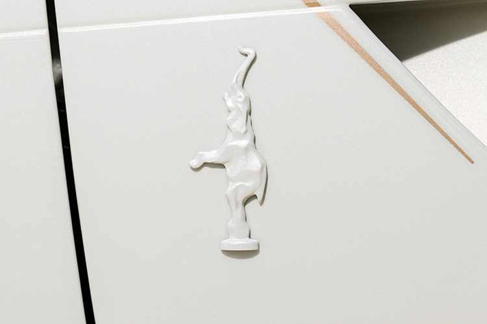 Để tăng thêm cảm giác phản chiếu sâu sắc, đội ngũ thiết kế đã tích hợp đèn nội thất ấm áp, nhẹ nhàng chiếu sáng các tấm ốp và củng cố chủ đề ngọc trai lấp lánh.Xuyên suốt cabin, các chi tiết nhôm gia công và đánh bóng từ vô-lăng đến núm điều khiển trung tâm và tay nắm cửa. Mỗi bề mặt được chế tác và hoàn thiện tỉ mỉ, bắt sáng với độ rực rỡ, tinh t