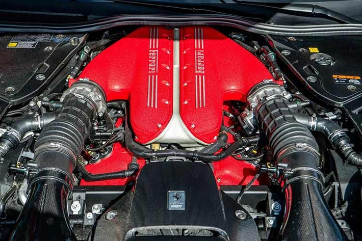 Trở lại với siêu phẩm Ferrari 812 Competizione A đang được đấu giá trên RM Sotherby's, mức giá kỳ vọng từ 2,5 triệu đến 2,8 triệu USD. Chủ nhân đầu tiên của xe đã chi 852.420 USD quy đổi 22,2 tỷ đồng để sở hữu xe, kèm thêm một số option.