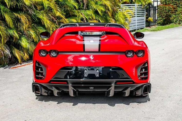 Một trong những điểm giá trị nhất của chiếc Ferrari 812 Competizione A lên sàn đấu giá RM Sotherby's là quãng đường đã đi chỉ 129 km. Với bất kỳ ai không có tên trong danh sách ưu tiên của Maranello, đây có lẽ là lựa chọn tuyệt vời, gần như tương đương mua xe mới.