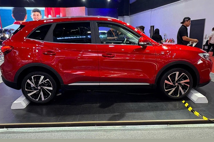 MG ZS HEV thế hệ mới được định hình lại toàn bộ theo ngôn ngữ thiết kế "Emotion Drive" hiện đại và giàu cảm xúc. Cụm đèn LED chiếu sáng trước được làm mảnh hơn, sắc sảo và liền mạch với lưới tản nhiệt tổ ong cỡ lớn, tạo nên diện mạo mạnh mẽ và cá tính hơn nhiều so với thế hệ trước.