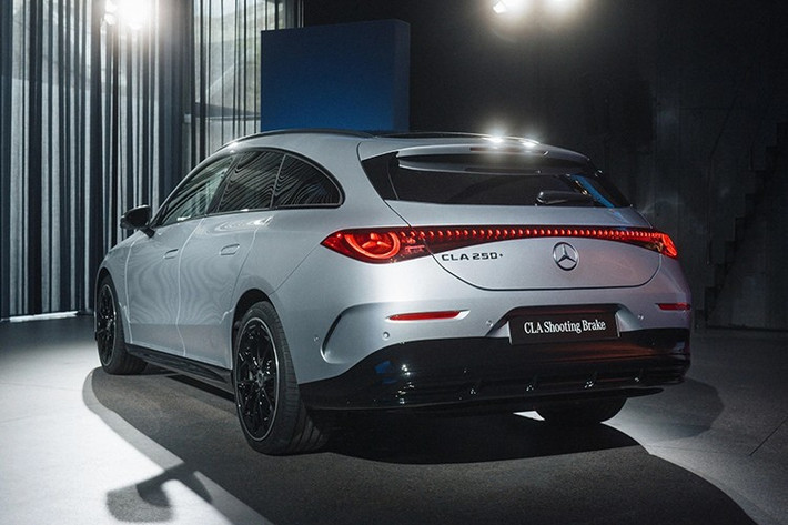 Cùng với mẫu xe điện, Mercedes-Benz cũng hé lộ hình ảnh phiên bản CLA Shooting Brake sử dụng động cơ đốt trong. Mặc dù chưa công bố thông số chi tiết, nhưng khả năng cao mẫu xe này vẫn sẽ dùng nền tảng MMA với hệ truyền động hybrid nhẹ 48V. Đáng chú ý là động cơ có thể vận hành hoàn toàn bằng điện ở tốc độ tối đa 100 km/h nhờ mô-tơ tích hợp trong hộp số ly hợp kép 8 cấp (8F-eDCT).