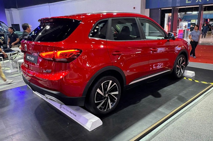 Với những thay đổi mạnh mẽ về thiết kế, bổ sung công nghệ hiện đại và đặc biệt là hệ truyền động hybrid tiết kiệm, MG ZS thế hệ mới đang hướng đến nhóm khách hàng trẻ, yêu thích sự năng động, cá tính và đề cao hiệu quả sử dụng trong đô thị.