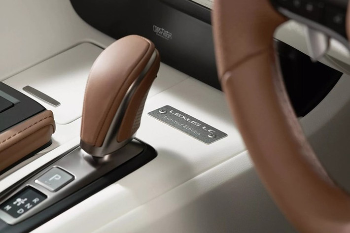 Các chi tiết được thiết kế riêng như tấm biển LC Limited Edition gắn phía trước cần số, ốp bậc cửa bằng sợi carbon và táp-lô thêu cũng được đưa vào.