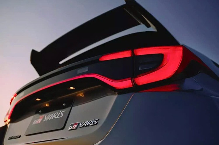 Cụ thể hơn, phiên bản mới có ống dẫn khí làm mát và lưới tản nhiệt gắn trên nắp ca-pô được thiết kế mới, giúp tản nhiệt cho động cơ, được phát triển dựa trên kinh nghiệm thu được trong giải vô địch đua xe đường trường Nhật Bản.