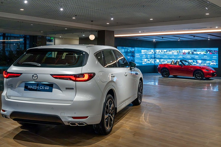 Mazda CX-60 mang ngôn ngữ thiết kế Kodo đặc trưng thương hiệu. Điểm nhấn là logo 3D ở phần đầu xe, lưới tản nhiệt có các hoạ tiết quen thuộc, viền mạ crom làm dày. Hệ thống đèn chiếu sáng tích hợp dải đèn định vị ban ngày. Cụm đèn hậu của CX-60 khá giống với Mazda CX-5 thế hệ mới.