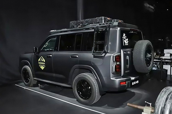 Kích thước tổng thể Dài x Rộng x Cao là 5.070 × 1.976 × 1.960mm, trục cơ sở 2.850mm. Thiết kế nhận diện quen thuộc với lưới tản nhiệt dạng thanh ngang, đèn pha hình chữ nhật và dải LED ban ngày tròn.