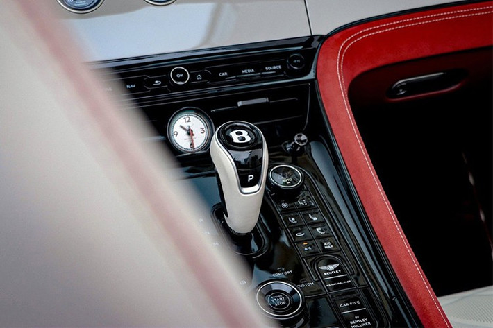 Xe mang số khung thứ 5 trong tổng số 12 chiếc xuất xưởng, khoác trên mình bộ cánh ngoại thất màu đỏ Memphis Red vừa đậm vừa tinh tế, rất hợp với dáng vẻ phô trương của Bacalar. Bên cạnh đó là bộ mâm 22 inch được hoàn thiện 3 lớp với bề mặt màu bạc kết hợp các chi tiết màu satin.