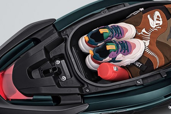 Một trong những điểm nổi bật của FreeGO 125 là nắp bình xăng đặt phía trước – một đặc trưng hiếm có trong phân khúc, cho phép người dùng đổ xăng mà không cần mở yên, cực kỳ tiện lợi khi đi cùng người khác hoặc chở hàng phía sau.