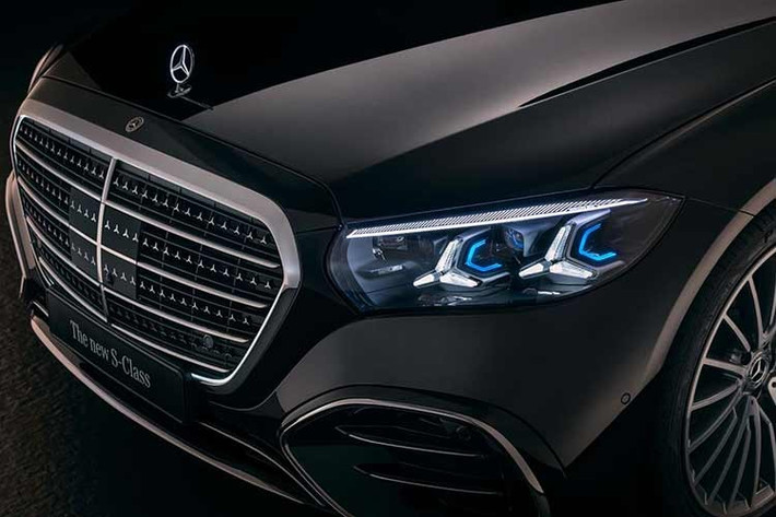 Tổng thể mẫu xe sang Mercedes-Benz S-Class 2026 vẫn giữ phong thái sang trọng quen thuộc, nhưng được bổ sung nhiều chi tiết ánh sáng mang hơi hướng công nghệ cao.