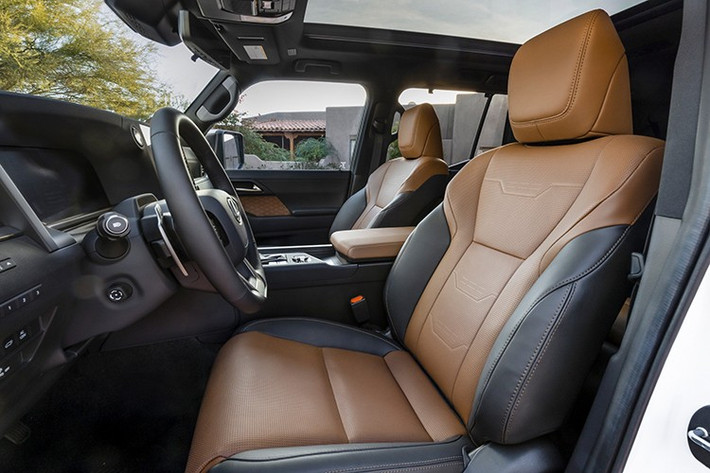Điểm nhấn trên mẫu xe SUV địa hình hạng sang này không thể không kể đến là vô-lăng bọc da, ghế trước có sưởi và làm mát cùng hệ thống chiếu sáng nội thất và dàn âm thanh 10 loa tiêu chuẩn.