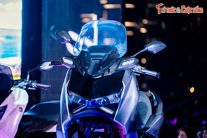 Ở thế hệ 2025, NMAX được tinh chỉnh theo hướng tăng tính thực dụng cho sử dụng hàng ngày, đồng thời bổ sung một số công nghệ mới nhằm cải thiện trải nghiệm lái. Về thiết kế, NMAX 2025 vẫn mang dáng dấp maxi-scooter quen thuộc với các mảng khối chắc chắn và hệ thống đèn LED trước sau.