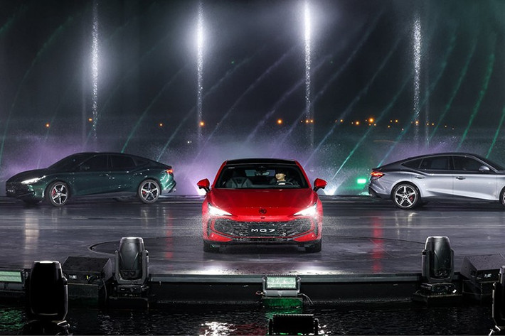 Thương hiệu MG thuộc Tập đoàn SAIC đã chính thức giới thiệu MG7 phiên bản 2026 tại thị trường Trung Quốc. Đây là bản nâng cấp thường niên với nhiều cải tiến về công nghệ. Về ngoại hình, MG7 2026 giữ nguyên phong cách sedan đặc trưng, nổi bật với nóc vuốt mượt từ cột A về phía sau, mang đến kiểu dáng fastback cho xe.