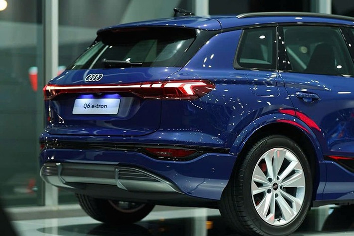 Audi Q6 e-tron được phát triển dựa trên cơ sở gầm bệ Premium Platform Electric (PPE) tương tự người anh em cùng tập đoàn Porsche Macan EV. Xe sở hữu kích thước dài x rộng x cao của mẫu SUV điện này lần lượt là 4.711 x 1.993 x 1.648 mm và chiều dài cơ sở 2.899 mm.