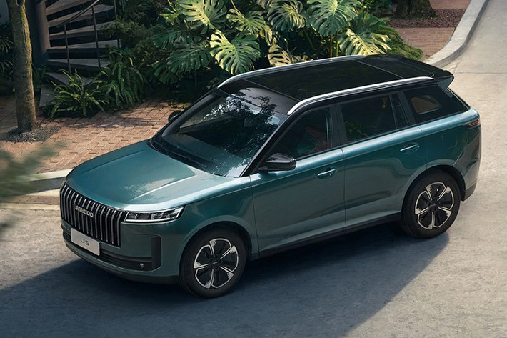 Trái với J7 và J6, Jaecoo J5 không dùng tay nắm cửa dạng ẩn. Khách hàng có thể tùy chọn màu sơn ngoại thất hai tông màu. Chiều rộng của xe gây ấn tượng với con số 1.860mm, tiệm cận xe hạng C như Hyundai Tucson (1.865mm). Các thông số kích thước còn lại bao gồm chiều dài 4.380mm (kém Xforce 10mm), chiều cao 1.650mm, chiều dài cơ sở 2.620mm ngang Yaris Cross và ngắn hơn Xforce 30mm.