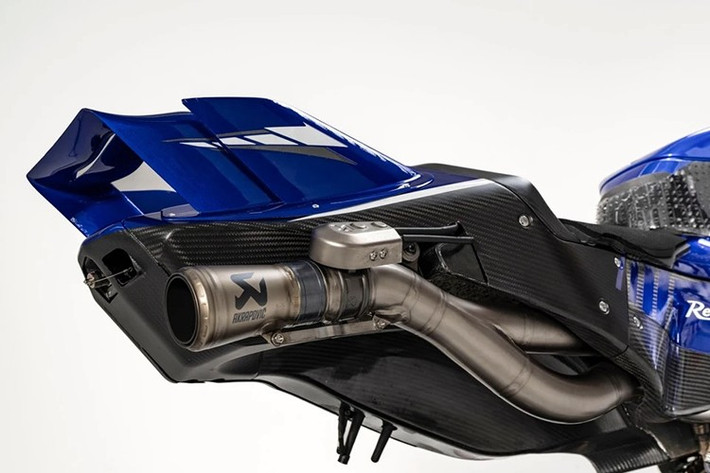 Đồng thời xe cũng được bổ sung thêm cánh gió khí động học phần đầu và đuôi xe, tinh chỉnh dàn áo. YZR-M1 V4 bản thử nghiệm sơn màu xanh đặc trưng của Yamaha, thay vì trang trí bộ tem Monster Energy.