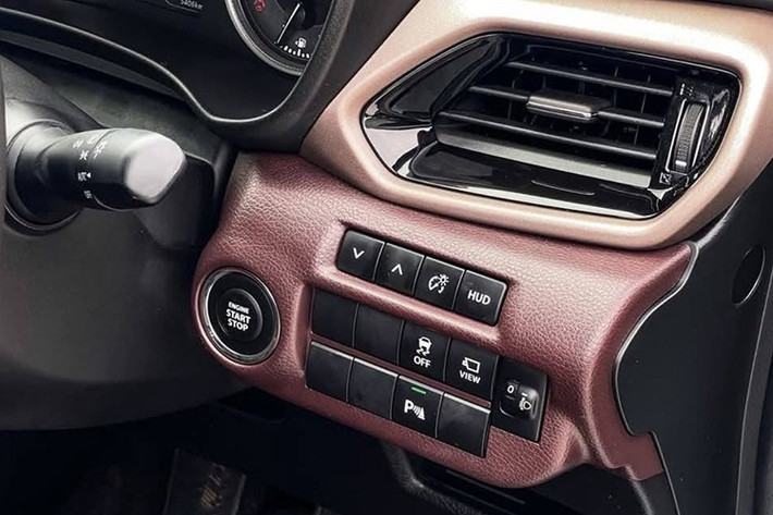 Đặc biệt, mẫu SUV hạng A này còn có camera 360 độ và gói tính năng an toàn chủ động Suzuki Safety Support ở bản cao cấp. Gói này bao gồm hệ thống kiểm soát hành trình thích ứng, cảnh báo điểm mù, hỗ trợ giữ làn đường, cảnh báo phương tiện cắt ngang khi lùi, cảnh báo/ngăn lệch làn đường và hỗ trợ đèn pha.