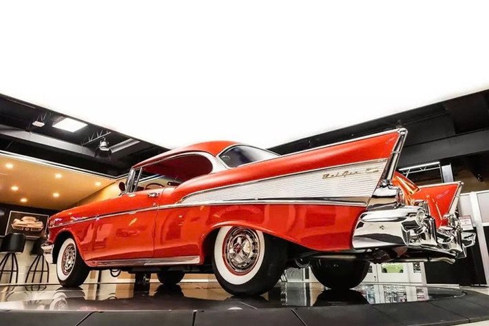 Chiếc Chevrolet Bel Air cổ điển trong bài được mô tả là đã được phục chế hoàn toàn từ khung gầm, trang bị động cơ V8 283 cubic-inch, hộp số tự động, cửa sổ chỉnh điện, trợ lực lái, điều hòa không khí và nhiều tính năng khác.