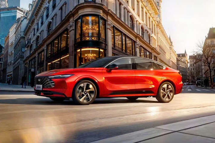 Ford hiện đã ngừng sản xuất các mẫu sedan truyền thống tại thị trường Bắc Mỹ kể từ khi chiếc Ford Mondeo cuối cùng rời dây chuyền lắp ráp Chicago vào năm 2019, tuy nhiên, mẫu xe tên tuổi này vẫn còn sống động ở nhiều nơi khác trên thế giới.