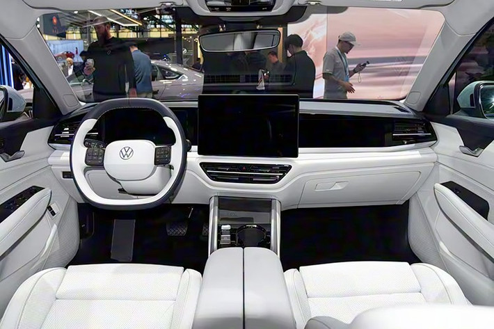 Về kích thước, Volkswagen Passat ePro có chiều dài 5.017 mm, chiều rộng 1.850 mm, chiều cao 1.489 mm và chiều dài cơ sở 2.871 mm. Trong khi đó, các bộ mâm có kích thước 17 inch hoặc 18 inch dường như không thực sự tương thích với kích thước lớn của xe.