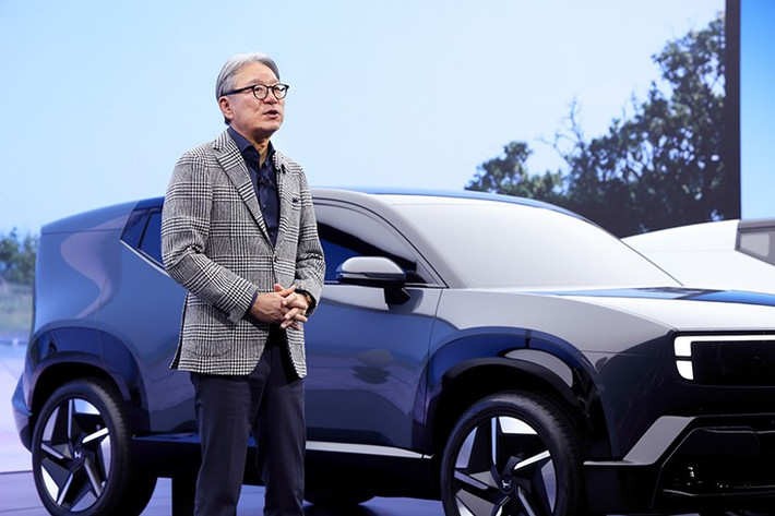 Tiếp nối Honda 0 Saloon và Honda 0 SUV trước đó, mẫu xe này sẽ đóng vai trò như "mẫu xe mở đường" trong dòng sản phẩm của hãng. 0 α được phát triển như một chiếc SUV nhỏ gọn, hòa hợp hoàn hảo với cả môi trường đô thị và thiên nhiên, hỗ trợ người dùng trong nhiều bối cảnh sử dụng hàng ngày.