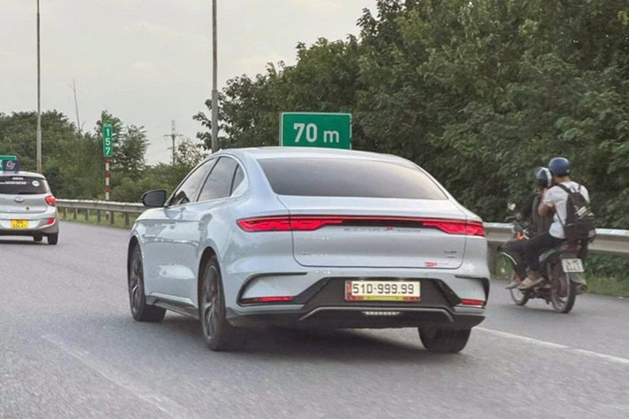 Giá trị của biển số ngũ quý 9 này ở mức “khủng”, thuộc nhóm biển số có giá đắt nhất năm 2024. Biển 51D-999.99 đã được đấu giá tới 3 lần, trong đó, lần 1 diễn ra ngày 19/4/2024 với giá trúng 6,21 tỷ đồng, lần 2 tái xuất ngày 22/7/2024 với giá trúng 3,58 tỷ đồng. Đến lần 3, ngày 12/11/2024, biển 51D-999.99 được trả giá thành công với mức hơn 4,13 tỷ đồng.