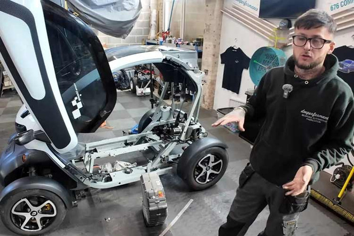 Mẫu Renault Twizy vốn nổi tiếng với thiết kế cửa cắt kéo tương lai nhưng chưa bao giờ được đánh giá cao về tốc độ khi chỉ sở hữu công suất vỏn vẹn 17 mã lực. Tuy nhiên, DM Performance đã quyết định thực hiện một cuộc "phẫu thuật" táo bạo.