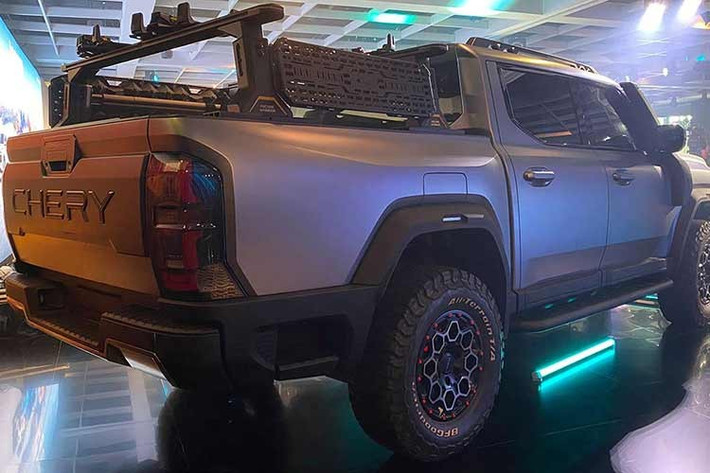 Tuy chỉ là xe concept nhưng KP31 sở hữu thiết kế khá hoàn thiện và như đã sẵn sàng lên dây chuyền sản xuất đại trà. Không khó để nhận ra việc mẫu xe này "vay mượn" khá nhiều chi tiết thiết kế ở ngoại thất. Thậm chí, không quá lời khi nói Chery KP31 trông giống phiên bản bán tải của dòng SUV Ford Bronco đang bán tại Trung Quốc.