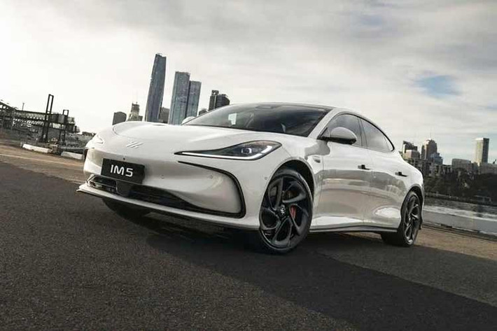 Tất cả các phiên bản của IM5 đều có hệ thống đánh lái bánh sau với biên độ xoay lên tới 12 độ. Giá bán của MG IM5 tại thị trường Thái Lan sẽ được công bố trong triển lãm BIMS 2026 sắp tới. Dự đoán, xe sẽ có giá khởi điểm khoảng 1,299 triệu Baht (tương đương 1,1 tỷ đồng). Với doanh số không mấy khả quan của những mẫu xe điện MG như MG4 EV hay Cyberster ở Việt Nam, khả năng IM5 về nước ta là khá thấp.