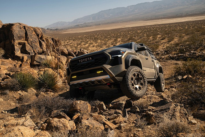 Đã 3 thập kỷ kể từ khi hãng xe Nhật Bản Toyota giới thiệu mẫu xe bán tải Tacoma ra thị trường, và 20 năm kể từ khi thương hiệu này giữ vững danh hiệu mẫu xe bán chạy nhất trong phân khúc. Nhìn vào những gì đã diễn ra, có vẻ như Toyota muốn duy trì vị thế này, và những thay đổi dành cho mẫu xe bán tải này cho năm 2026 có thể sẽ góp phần vào điều đó.
