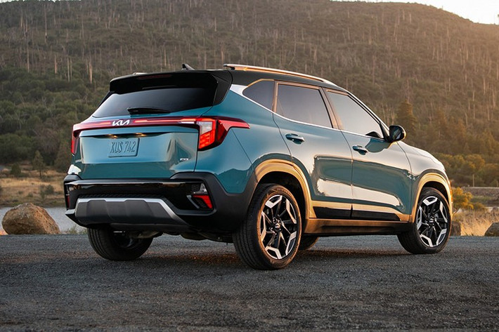 Kể từ năm 2020, Kia Seltos liên tục dẫn đầu doanh số trong phân khúc SUV cỡ nhỏ tại thị trường Hàn Quốc, nhờ thiết kế hiện đại, tính thực dụng cao và giá thành hợp lý. Sự xuất hiện của phiên bản hybrid càng củng cố vị thế của mẫu xe này trước làn sóng chuyển dịch sang các phương tiện tiết kiệm năng lượng.