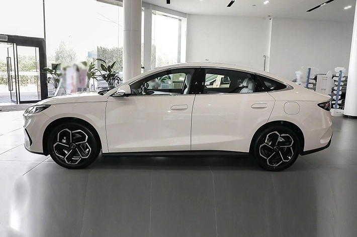 Mẫu xe sedan BYD Seal 06 DM-i 2026 được phát triển trên nền tảng chung với mẫu xe Qin L và tiếp tục theo đuổi triết lý thiết kế “Ocean Series” đặc trưng của tập đoàn ôtô hàng đầu Trung Quốc.